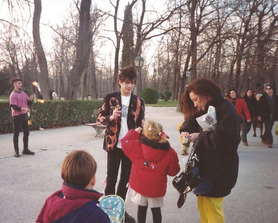 1993, Parque del Retiro, Madrid. Fredi (The Vientre) y Kike pidiendo.