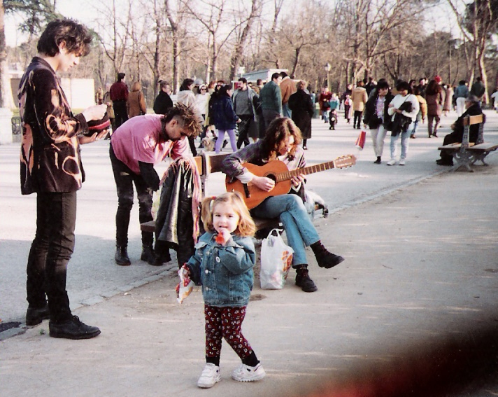 1993, Parque del Retiro, Madrid. Trespi (The Vientre) y Kike pidiendo.
